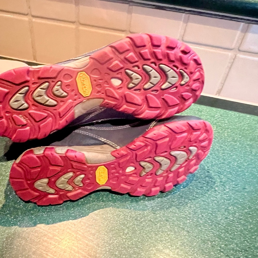 Womans Ahnu hiking shoes. Size 6